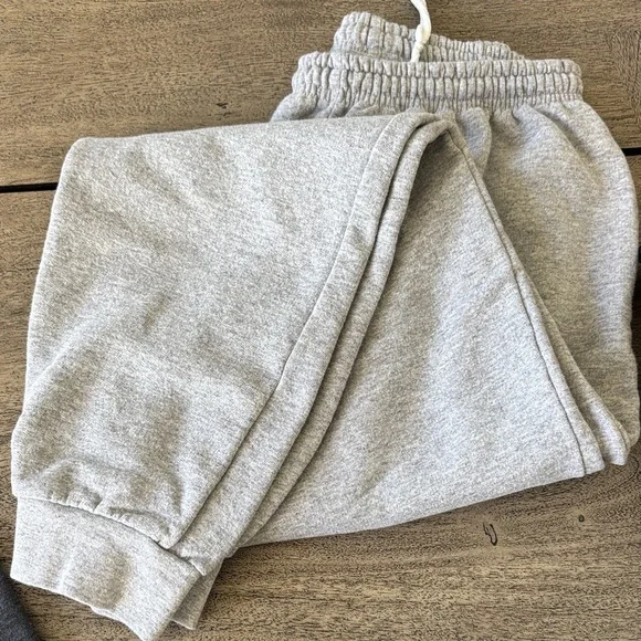 LAST CHANCE! Donating 10/11/25. Mens size M Gildan Sweatpants bundle - Picture 6 of 7